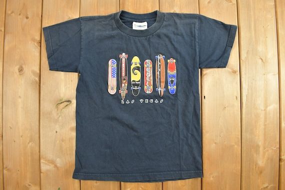 T-shirt vintage noir pour enfant avec graphismes de skateboards Las Vegas.